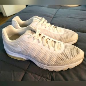Nike Air Max Invigor Size 13